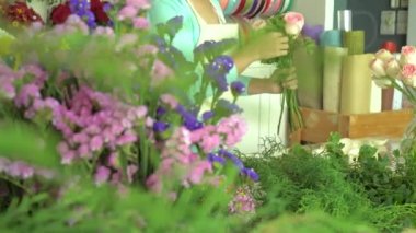 Çiçek mağazası, çiçekçi pembe gül buketi düzenlenmesi