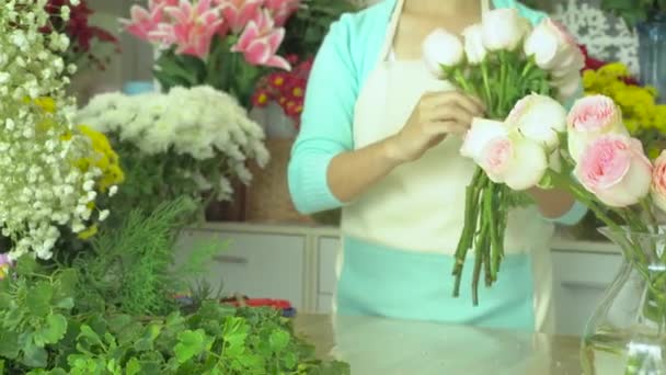 Flower shop, florist arranging pink rose bouquet — Stock Video