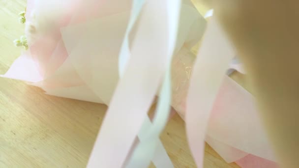 Blumenstrauß arrangieren, Blumenhände binden Bänder um Strauß — Stockvideo