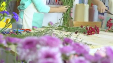 Çiçek mağazası, Çiçekçi Çiçek, hazırlama kesme kırmızı anneler kök, çiçek buketi düzenlenmesi