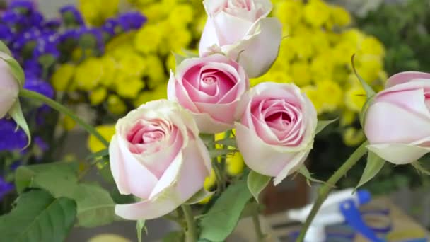 Floristería, varias flores hermosas, rosas rosadas grandes — Vídeos de Stock