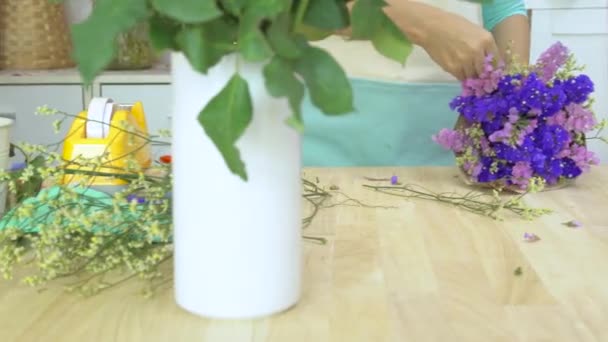 Flower shop, florist arranging statices bouquet — Stock Video