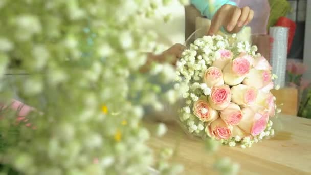 Loja de flores, mão de florista arranjar buquê de flores — Vídeo de Stock