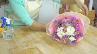 Çiçek mağazası, çiçekçi pembe ve beyaz anne buket düzenlenmesi