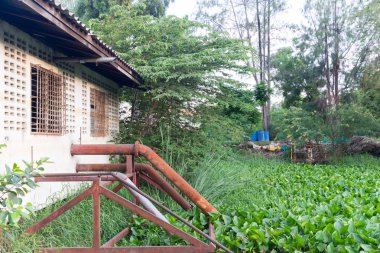 Atık su boru Kanal boşaltma evin dışında