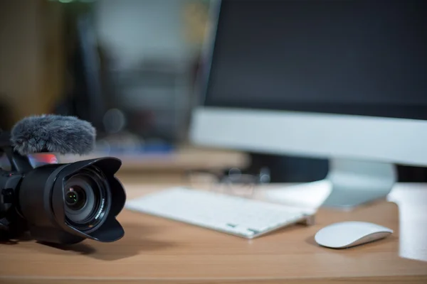 Estação de trabalho de edição de vídeo com câmera de vídeo ao lado — Fotografia de Stock