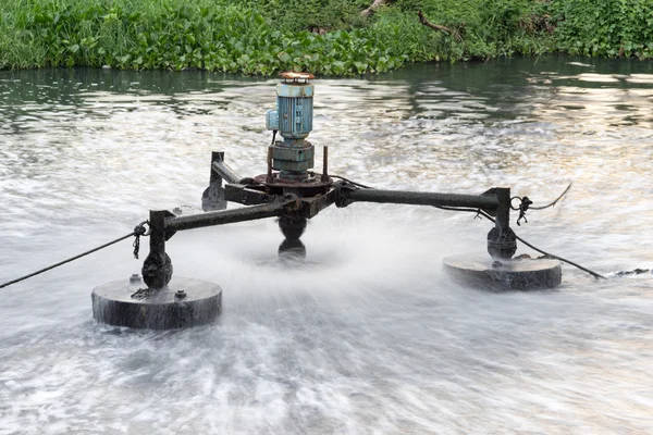 Avloppsvatten behandlingsanläggning arbetar på smutsiga canal — Stockfoto