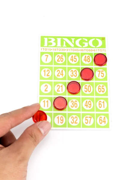 Mão colocando último chip para ser vencedor do jogo de bingo — Fotografia de Stock