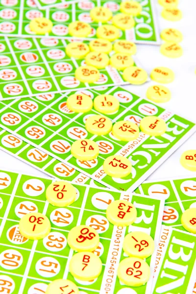Bingokarte mit Zahlenchip arrangieren — Stockfoto