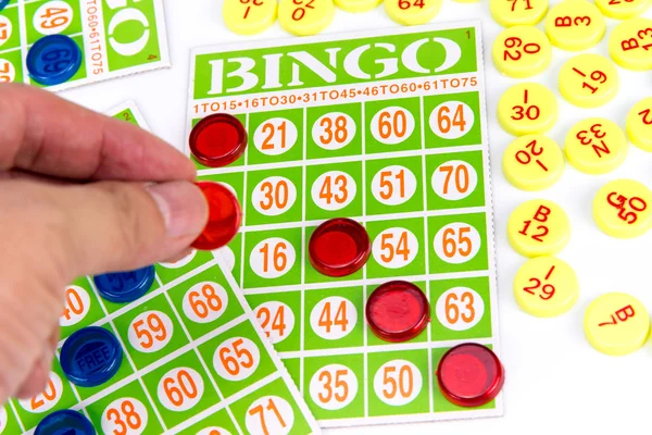 Bingo oyunu kazanan olmak için son chip koyarak el — Stok fotoğraf
