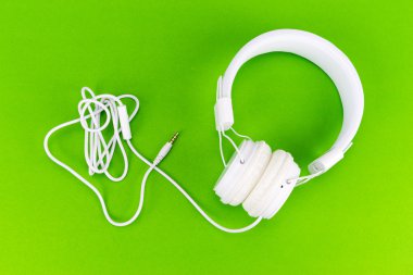 yeşil zemin üzerine beyaz kulaklık