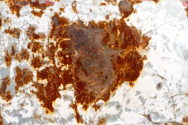 Arabanın yanında paslı metal paneli