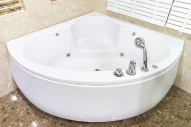Jakuzi banyo köşesinde