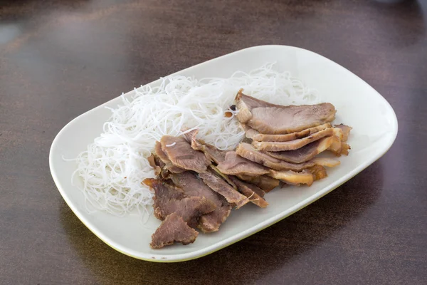 Daging babi panggang dengan mie nasi, masakan Vietnam khas — Stok Foto