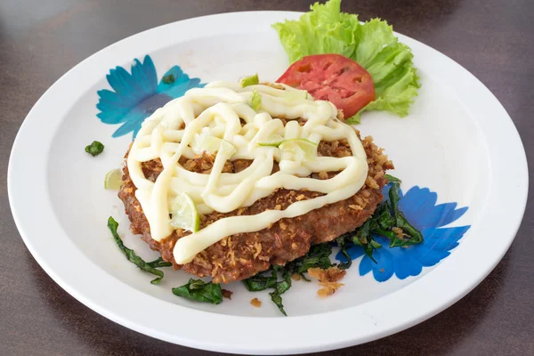 Nugget Pollo con ensalada de crema —  Fotos de Stock