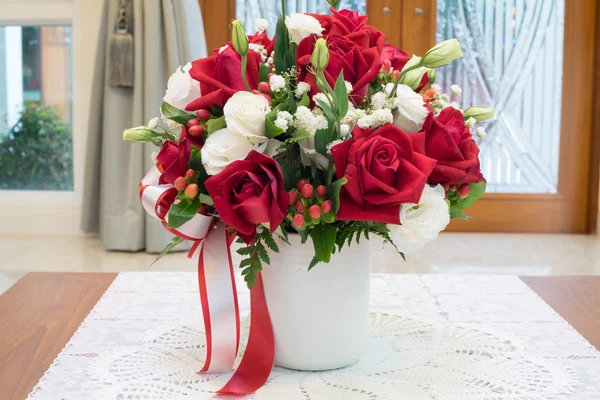 Bunga mawar karangan bunga di dalam vas di atas meja di dekorasi rumah — Stok Foto