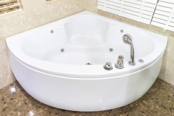 Jacuzzi in corner of bathroom — Stock Photo, Image