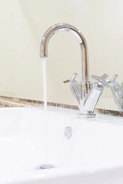 Lavabo blanco y grifo de diseño de curva de plata — Foto de Stock