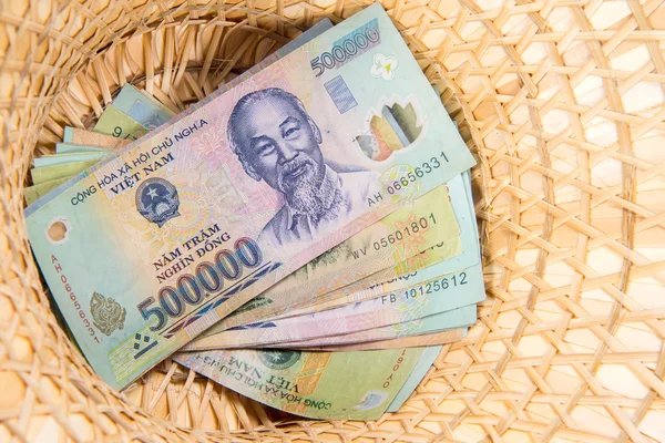Vietnamesiska pengar, dong backnote inuti hatt — Stockfoto