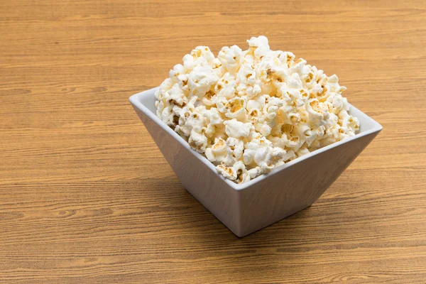 Popcorn v misce čtvercového tvaru — Stock fotografie