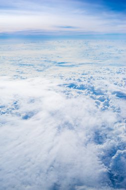 Bulut ve gökyüzü üzerinde uçaktan görünümü