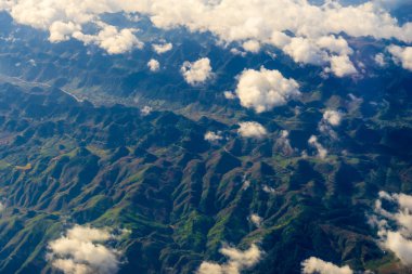 Bulut ve gökyüzü üzerinde uçaktan görünümü