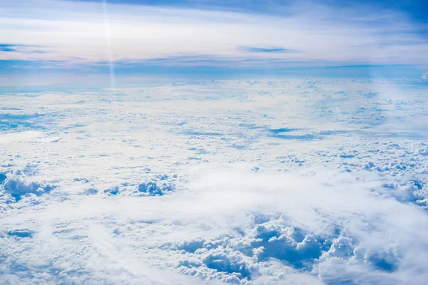 La Vista desde el plano sobre la nube y el cielo — Foto de Stock