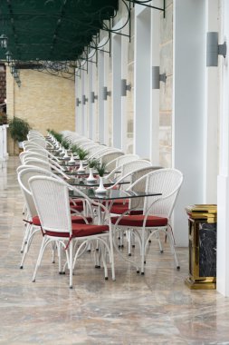 Vintage sandalye ve masa yanında otel