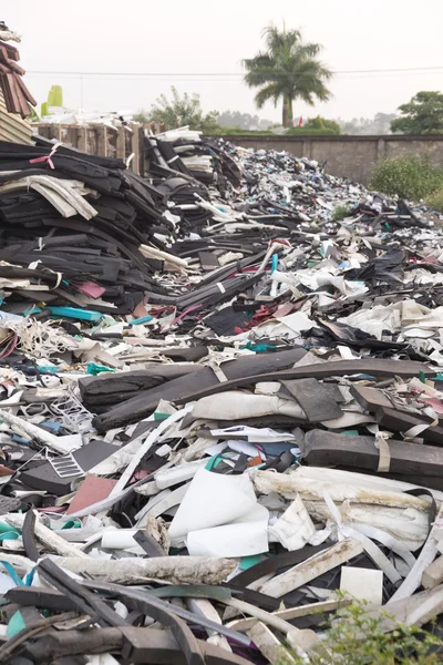 Unbenutzter Schaum wurde auf dem Boden aufgestapelt. für Recycling — Stockfoto