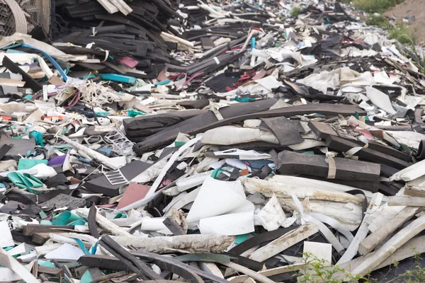 Schuim ongebruikte bleven opgestapeld op de grond. Voor recycling — Stockfoto