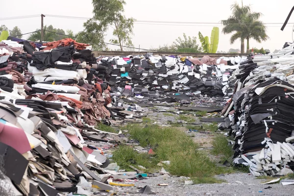 Unbenutzter Schaum wurde auf dem Boden aufgestapelt. für Recycling — Stockfoto