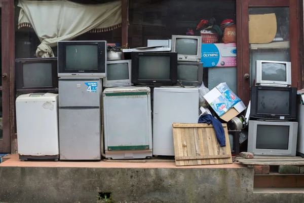 남아 손상 된 텔레비전 및 몇 가지 전자 제품 — 스톡 사진