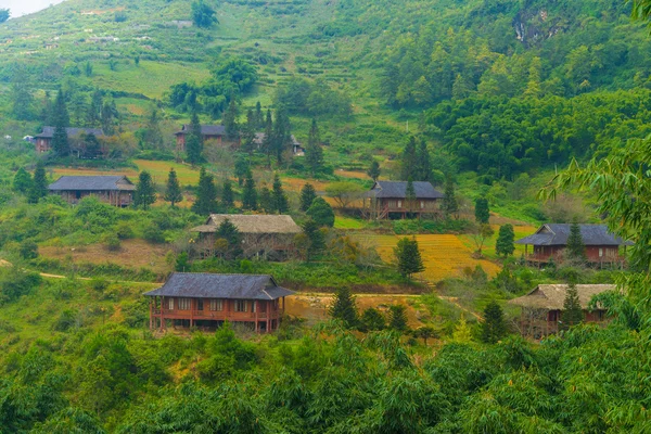 Schöne Aussicht auf die Berge enthalten terrassenförmige Felder — Stockfoto