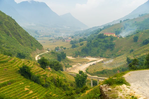 Belle vue sur les montagnes contiennent des champs en terrasses — Photo