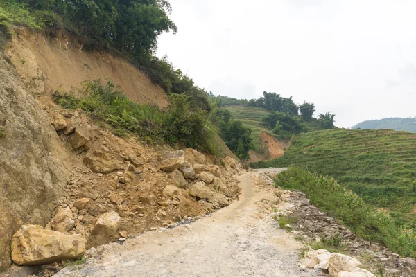 Rock sonbahar içine aşağıda dağın