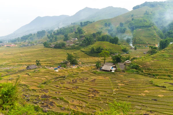 Belle vue sur les montagnes contiennent des champs en terrasses — Photo