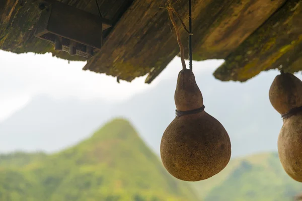 Kalebassen opknoping van het plafond van een huis — Stockfoto