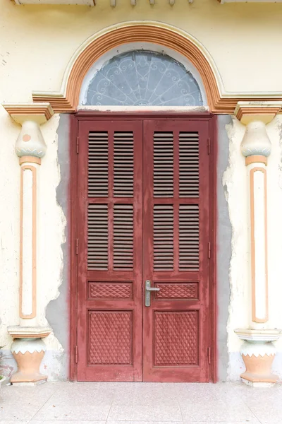Винтажные двери перед зданием — стоковое фото