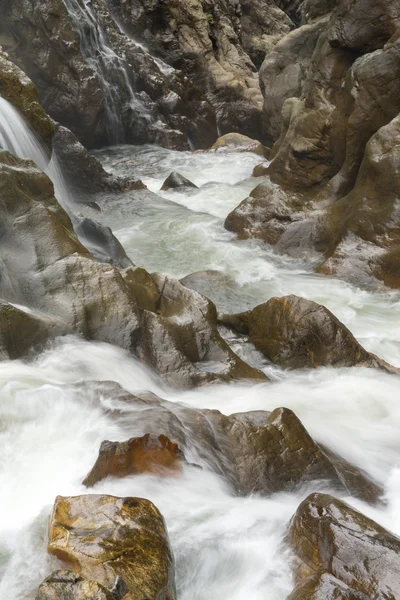 Wodospad płynie w dół góra — Zdjęcie stockowe
