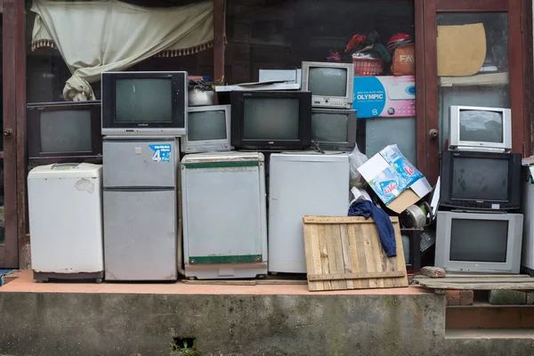 Zbytky poškozených televize a některé elektronické zboží Stock Fotografie