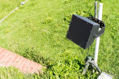 Hoparlör var olmak installed içinde belgili tanımlık Bahçe