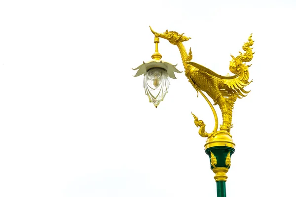 Электрический столб с золотым тайским традиционным лебедем сверху — стоковое фото