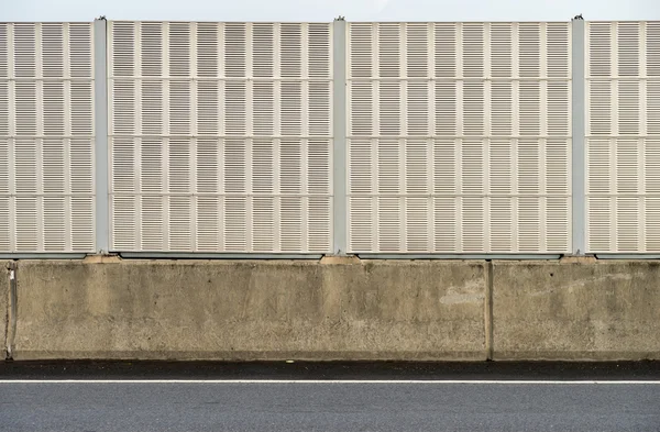 Parede de barreira de ruído ao lado da estrada — Fotografia de Stock