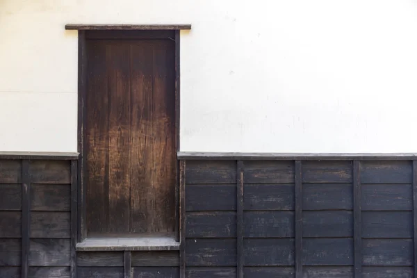 La puerta del lado de casa hecha de madera —  Fotos de Stock