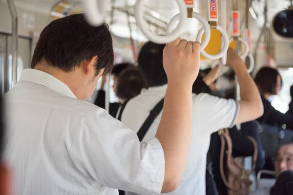 Birçok erkek alarak otobüsle