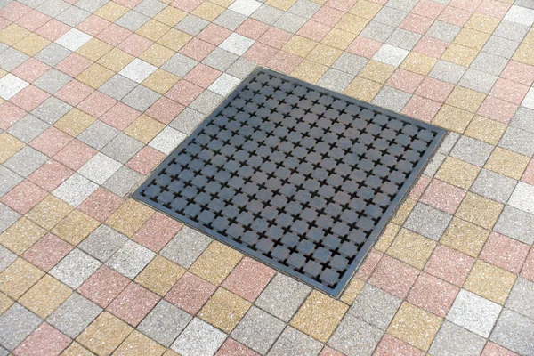 Metal drenaj taşlar tarafından çevrili