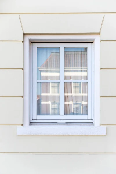 Окно в винтажном стиле белого цвета — стоковое фото