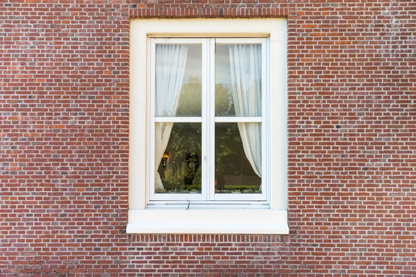 Окно в винтажном стиле белого цвета — стоковое фото