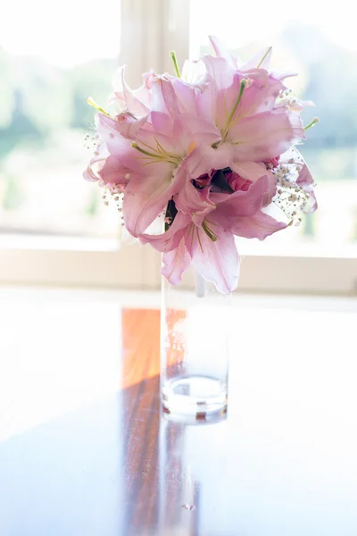 Różowy kwiat lilii w szklanym słoiku umieszczone przez eleganckie okna — Zdjęcie stockowe