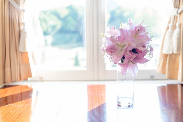 Rosa Lilja blomma i glasburk genom fönstret elegant — Stockfoto